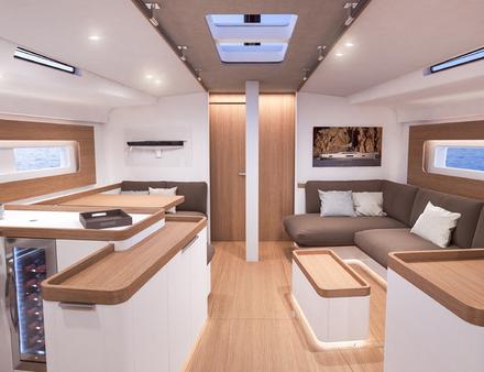 L'agencement du carré est totalement revisité pour une utilisation « like-at home » avec deux espaces séparés : cuisine et table de repas sur bâbord, détente avec sofa sur tribord. Nautisme Article