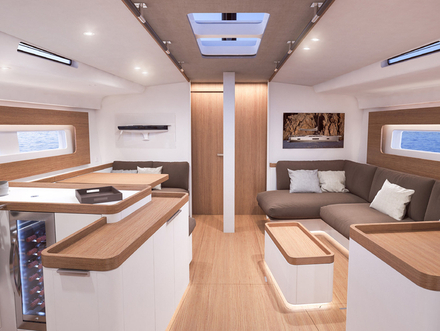 L'agencement du carré est totalement revisité pour une utilisation « like-at home » avec deux espaces séparés : cuisine et table de repas sur bâbord, détente avec sofa sur tribord. Nautisme Article