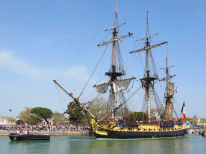 Débord de Loire : l'ancre restaurée de l'Hermione exposée à Nantes