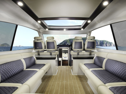 Construit dans l'esprit d'un day-boat, le GT 50 bénéficie d'un plan de pont facilitant la circulation à bord. Le carré dispose de larges ouvertures et de plusieurs assises. La finition est personnalisable à souhait. Nautisme Article