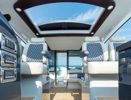 En version express, le Palm Beach possède un élégant hard-top avec un système de toit ouvrant panoramique parfaitement étudié pour naviguer en Europe. Nautisme Article