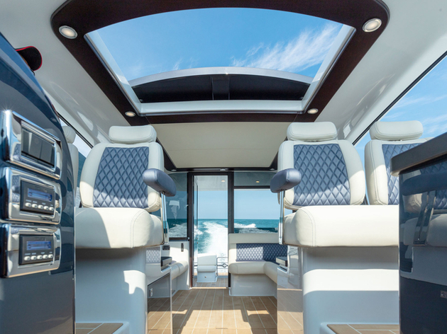 En version express, le Palm Beach possède un élégant hard-top avec un système de toit ouvrant panoramique parfaitement étudié pour naviguer en Europe. Nautisme Article