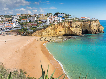 Avant ou apres avoir visite les grottes marines, faites un tour a Carvoeiro. Construit sur une falaise, le village est ravissant avec ses petites maisons blanches. 