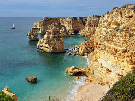 Praia da Marinha, l'une des plus belles plages du monde.
