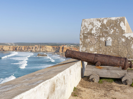 La forteresse de Sagres construite au 15e siecle a notamment abrite une des premieres ecoles nautiques du monde, fondee par l'Infant Henri le Navigateur.