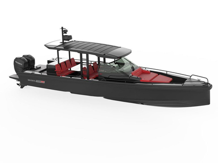 Produit en collaboration avec Axopar, le constructeur finlandais, le Brabus Shadow 800 est annoncé avec ses deux moteurs hors-bord Mercury Racing 400R. Produit en collaboration avec Axopar, le constructeur finlandais, le Brabus Shadow 800 est annoncé avec ses deux moteurs hors-bord Mercury Racing 400R.