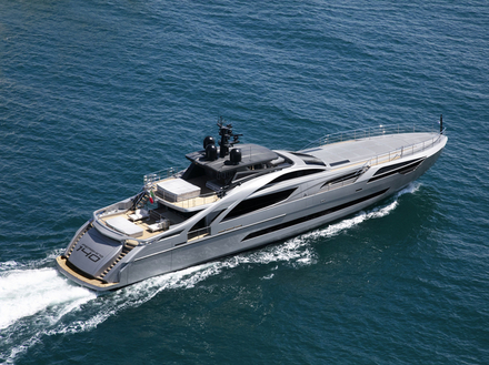 A bord du Pershing 140, on découvre un plan de pont original avec, sur la partie arrière du yacht, un cockpit surélevé se transformant en mezzanine.