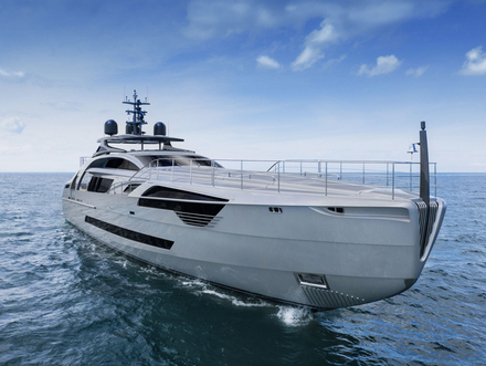 Sur le plan du design, le Pershing 140 conserve l'ADN de la marque avec deux arches de part et d'autre du yacht, une proue agressive et des lignes sportives.