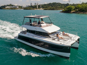 Le MY 40 de Fountaine Pajot en navigation à Singapour...
