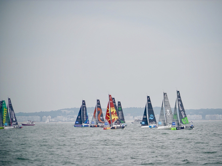 Le spectacle était bel et bien au rendez-vous et après moins de deux heures de course, Morgan Lagravière, Adrien Hardy et Gildas Mahé composaient le podium provisoire à la bouée Radio France au sortir de l'estuaire Le spectacle était bel et bien au rendez-vous et après moins de deux heures de course, Morgan Lagravière, Adrien Hardy et Gildas Mahé composaient le podium provisoire à la bouée Radio France au sortir de l'estuaire