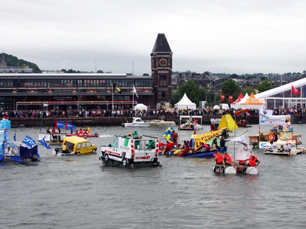 A 17h le 5 juin, « La Grande Pagaille », une course complètement décalée, où les participants doivent tenter de traverser la Seine sur des OFNI, a lancé les festivités.