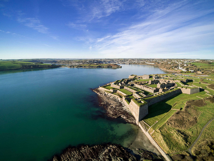 En faisant abstraction des voiliers dernière génération qui seront bientôt amarrés au port, les paysages majestueux nous plongent dans un décor médiéval tout droit tiré d'un livre d'histoire. En faisant abstraction des voiliers dernière génération qui seront bientôt amarrés au port, les paysages majestueux nous plongent dans un décor médiéval tout droit tiré d'un livre d'histoire.