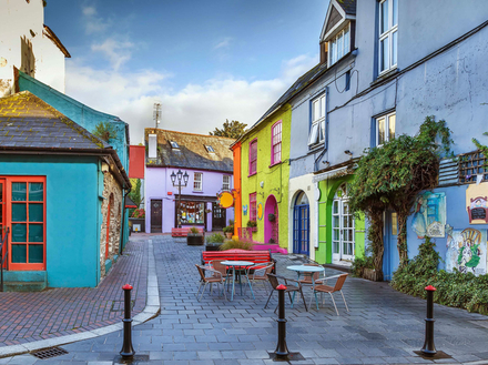 Les restaurants et commerces les plus récents arborent des couleurs gaies qui contrastent d'une belle manière avec les bâtiments plus vieux, construits en pierres grises. Les restaurants et commerces les plus récents arborent des couleurs gaies qui contrastent d'une belle manière avec les bâtiments plus vieux, construits en pierres grises.