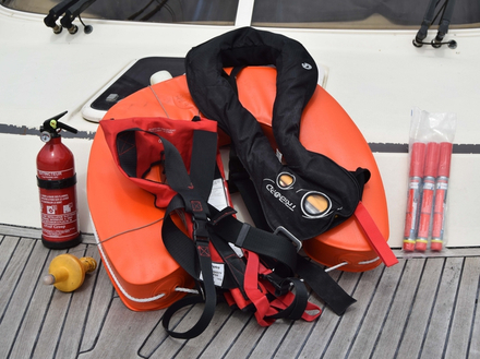 En début de saison, tout le matériel de sécurité à bord doit être vérifié. Voici les 13 points à contrôler...