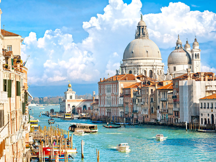La célèbre Venise, la ville de l'amour, avec ces gondoles, ses palaces et son carnaval.