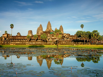 Le site, immense, se situe au nord du Tonlé Sap, au bord de la ville de Siem Rap. Il est classé au patrimoine mondial de l'UNESCO.