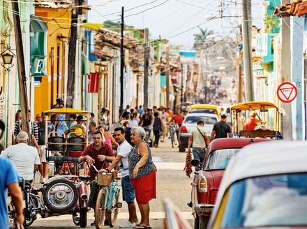 En se promenant dans ses rues pavées bordées de maisons aux couleurs pastel et d'édifices majestueux reconvertis en musées, on a l'impression que le temps s'est arrêté à l'époque coloniale. En se promenant dans ses rues pavées bordées de maisons aux couleurs pastel et d'édifices majestueux reconvertis en musées, on a l'impression que le temps s'est arrêté à l'époque coloniale.