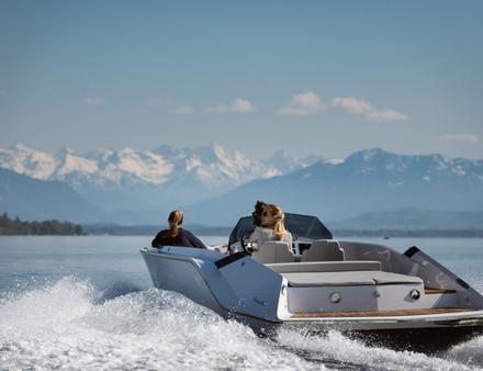 Ce day-cruiser est à l'aise aussi bien en balade tranquille que sur une mer formée. Une puissance et une stabilité optimisée grâce au moteur électrique Torqeedo Deep Blue 100i. Nautisme Article