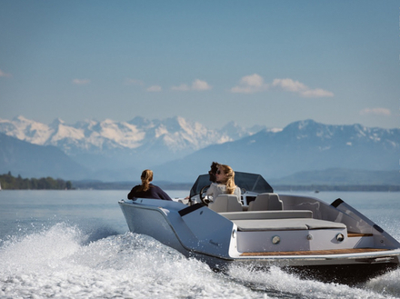 Ce day-cruiser est à l'aise aussi bien en balade tranquille que sur une mer formée. Une puissance et une stabilité optimisée grâce au moteur électrique Torqeedo Deep Blue 100i. Ce day-cruiser est à l'aise aussi bien en balade tranquille que sur une mer formée. Une puissance et une stabilité optimisée grâce au moteur électrique Torqeedo Deep Blue 100i.