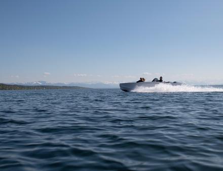 Le Frauscher 740 Mirage Air est équipé de batteries d'une capacité de 40 kWh, permettant d'atteindre les 36 km/h en vitesse maximale Nautisme Article