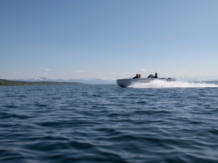 Le Frauscher 740 Mirage Air est équipé de batteries d'une capacité de 40 kWh, permettant d'atteindre les 36 km/h en vitesse maximale Le Frauscher 740 Mirage Air est équipé de batteries d'une capacité de 40 kWh, permettant d'atteindre les 36 km/h en vitesse maximale