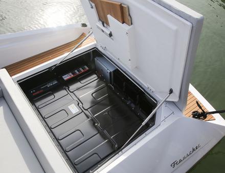 Par rapport au 740 Mirage, le 740 Mirage Air offre davantage d'espace pour se coucher ou s'asseoir au soleil, ainsi que des rangements pour différents jouets nautiques. Nautisme Article