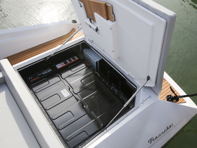 Par rapport au 740 Mirage, le 740 Mirage Air offre davantage d'espace pour se coucher ou s'asseoir au soleil, ainsi que des rangements pour différents jouets nautiques. Nautisme Article