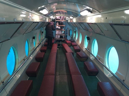 La machine hybride entre un minibus et un bateau descend à plus de 40 mètres de profondeur et atteint même une épave entourée par des bancs de poissons.