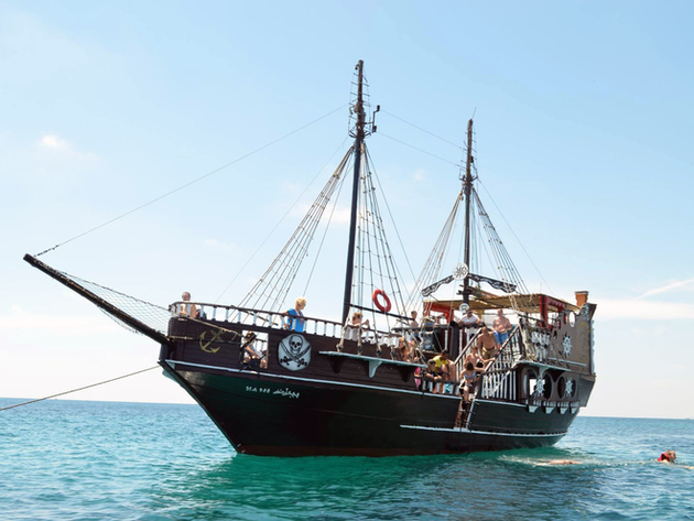 Le port de Mahdia est connu pour son activité touristique : le bateau pirate. Nautisme Article