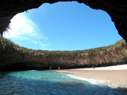  Cette plage cachée est surnommée « la playa del amor » semblable à une grotte à ciel ouvert, attire les plus courageux...