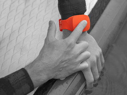 Le DIAL permet aux pratiquants d'activités nautiques d'alerter les secours et d'être localisés en temps réel. Le DIAL permet aux pratiquants d'activités nautiques d'alerter les secours et d'être localisés en temps réel.