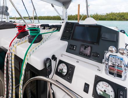 Le siège du poste de barre a également évolué pour offrir encore plus de confort au capitaine. Une commande digitale avec écran tactile a été installée. Nautisme Article