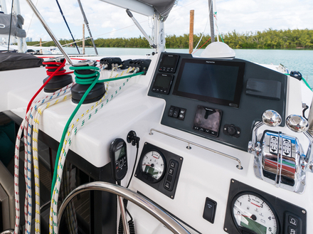 Le siège du poste de barre a également évolué pour offrir encore plus de confort au capitaine. Une commande digitale avec écran tactile a été installée. Le siège du poste de barre a également évolué pour offrir encore plus de confort au capitaine. Une commande digitale avec écran tactile a été installée.