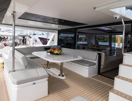 Le retour de la banquette tribord à l'arrière du poste de barre a été supprimé. Résultat : le carré paraît bien plus vaste. Nautisme Article