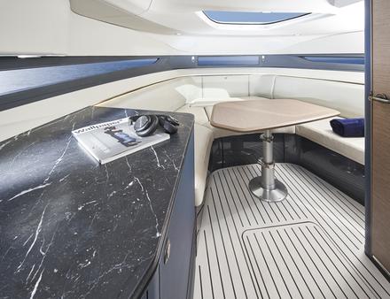 L'intérieur du R35 est soigné et moderne avec une banquette en U, un bloc cuisine et une salle d'eau. Bien vu : la luminosité et une bonne hauteur sous barrots. Nautisme Article