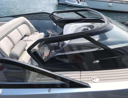 Le poste de pilotage est futuriste avec des assises réglables en hauteur, un pare-brise profilé et un tableau de bord à double écran Garmin. Nautisme Article