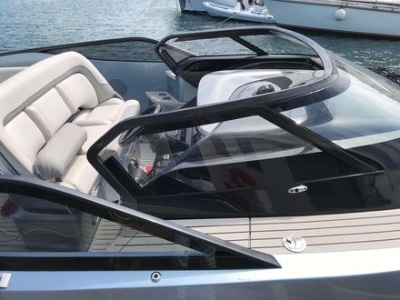 Le poste de pilotage est futuriste avec des assises réglables en hauteur, un pare-brise profilé et un tableau de bord à double écran Garmin. Le poste de pilotage est futuriste avec des assises réglables en hauteur, un pare-brise profilé et un tableau de bord à double écran Garmin.