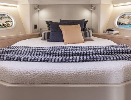 Habitable, le Swift Trawler 41 héberge avec ses trois cabines jusqu'à 7 passagers en croisière. La pointe avant accueille la grande cabine double du propriétaire. Nautisme Article