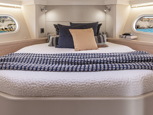 Habitable, le Swift Trawler 41 héberge avec ses trois cabines jusqu'à 7 passagers en croisière. La pointe avant accueille la grande cabine double du propriétaire. Nautisme Article