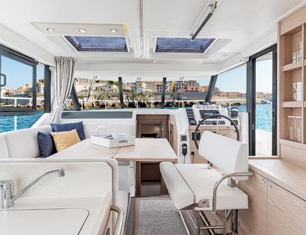 Adapté à tous les programmes, le Swift Trawler 41 est disponible en version Sedan pour des conditions de navigation plus musclées ou en version Flybridge. Nautisme Article