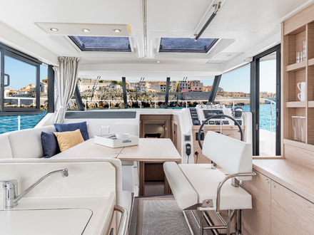 Adapté à tous les programmes, le Swift Trawler 41 est disponible en version Sedan pour des conditions de navigation plus musclées ou en version Flybridge. Nautisme Article