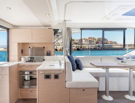 La cuisine a été placée à l'arrière de la timonerie, en liaison directe avec le cockpit et la plage de bain. Nautisme Article