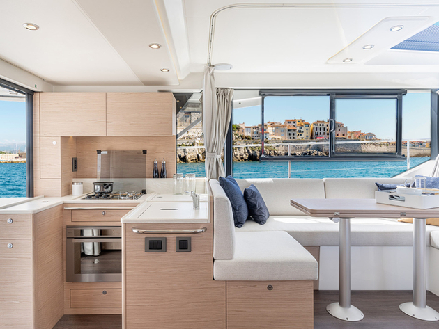 La cuisine a été placée à l'arrière de la timonerie, en liaison directe avec le cockpit et la plage de bain. Nautisme Article