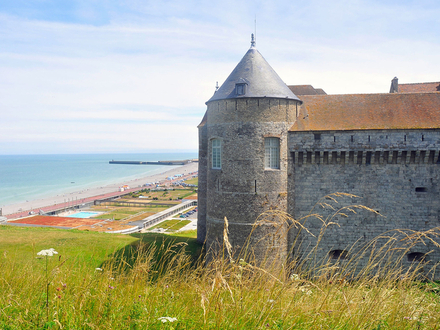 La ville est classée ville d'Art et d'Histoire, elle offre aux visiteurs des lieux historiques à visiter comme le château-Musée de Dieppe.