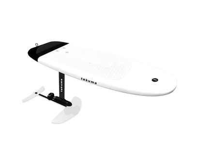Le E-Takuma est une planche de surf qui est montée sur un foil, il permet de faire sortir la planche au dessus de l'eau. Nautisme Article