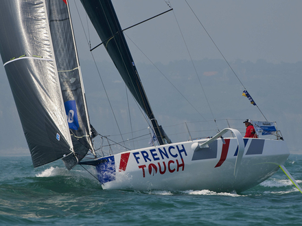 Ce mercredi 26 juin à 12h14min49s, Eric Péron a franchi en tête la lignée d'arrivée de la quatrième étape (Roscoff-Dieppe) de la Solitaire URGO Le Figaro. Nautisme Article