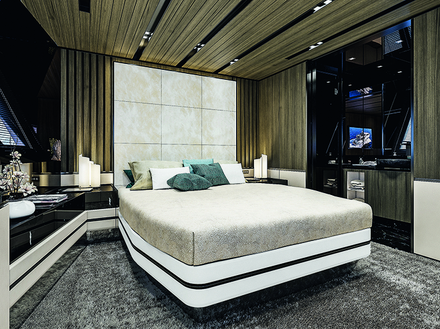 Le Sherpa XL a été pensé dans la version à quatre ou trois cabines. La suite de l'armateur a une superficie de plus de 22 m2 qui s'étend sans solution de continuité dans la salle de bains, sans aucune paroi. Nautisme Article
