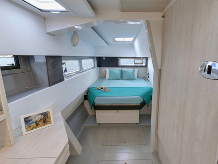 L'un des changements les plus radicaux apportés au Leopard 45 concerne l'aménagement de la cabine propriétaire. Une partie de la cloison a été retirée pour l'agrandir davantage. L'un des changements les plus radicaux apportés au Leopard 45 concerne l'aménagement de la cabine propriétaire. Une partie de la cloison a été retirée pour l'agrandir davantage.