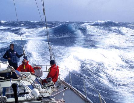 Promenade en traîneau dans l'océan Austral à bord du yacht Flyer, gagnant de 1981/2, de Conny van Rietschoten. Nautisme Article