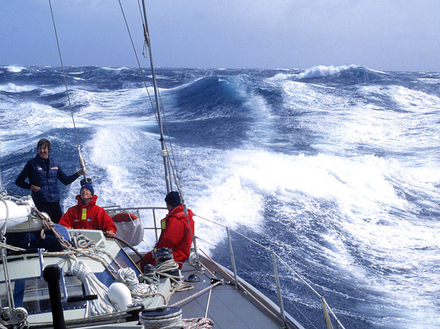 Promenade en traîneau dans l'océan Austral à bord du yacht Flyer, gagnant de 1981/2, de Conny van Rietschoten. Nautisme Article